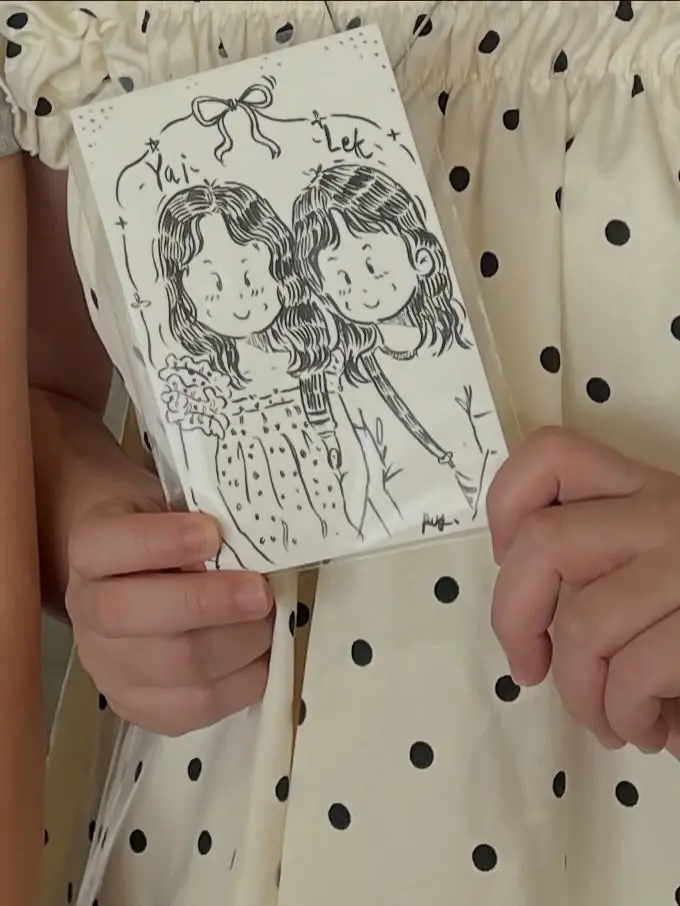ภาพวาดขาวดำขนาดเล็กที่ลูกค้าถืออยู่